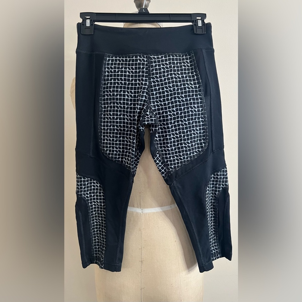 Trina Turk Recreation Leggings Womens XS Black Grey Geometric Capri Active